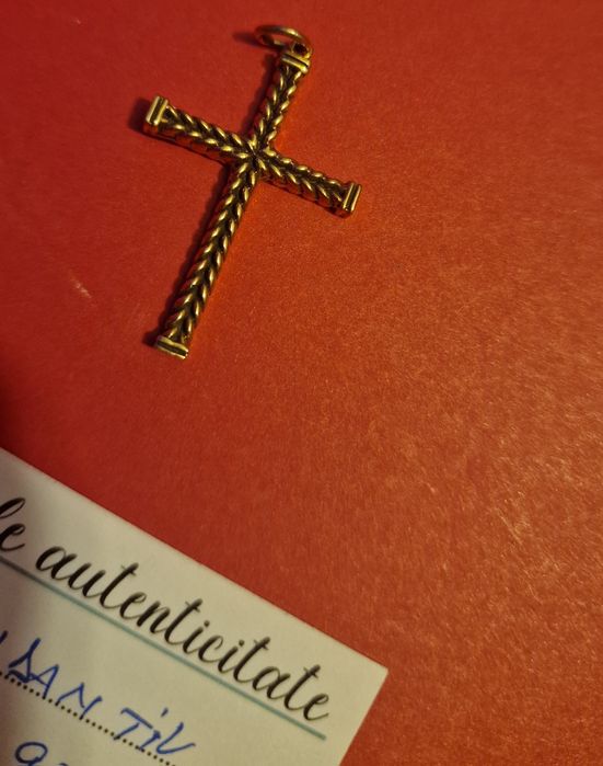 Piercing de buric si cruciulita