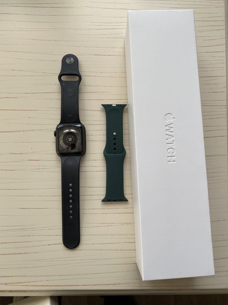 Apple iWatch 5-44mm.Space Gray-Allum Case, BLACK Sport Band