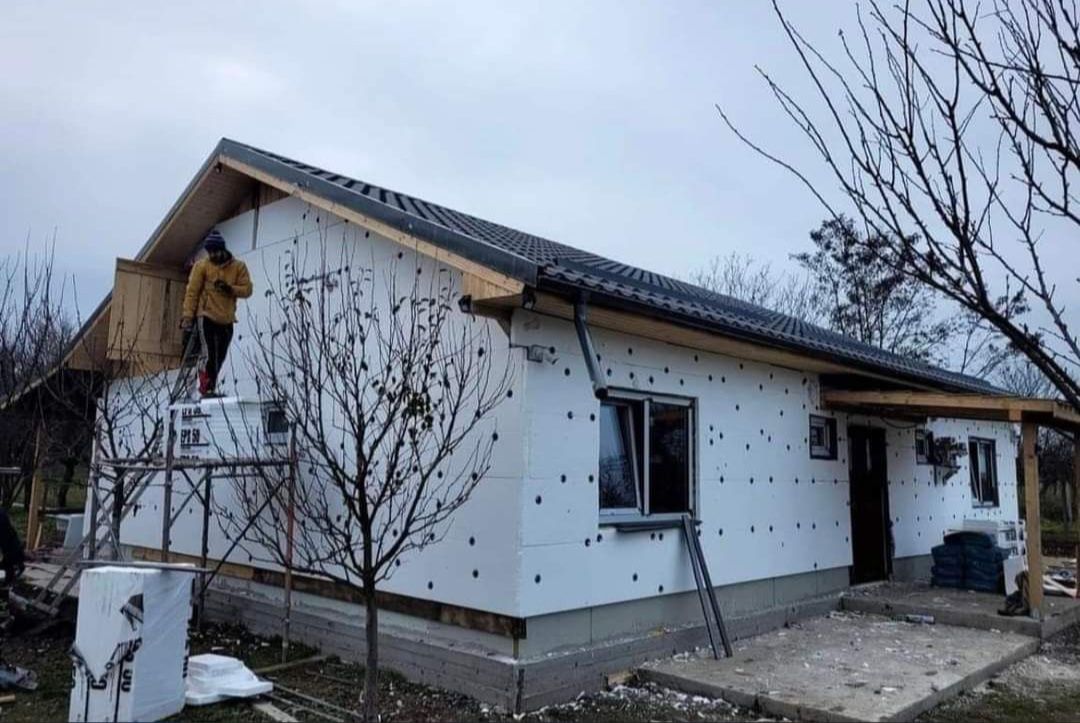 Vând casă de locuințe din panouri tip sandwich