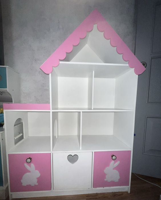 Розовый деревяный  Домик , детский стелаж  для книг и игрушек.
