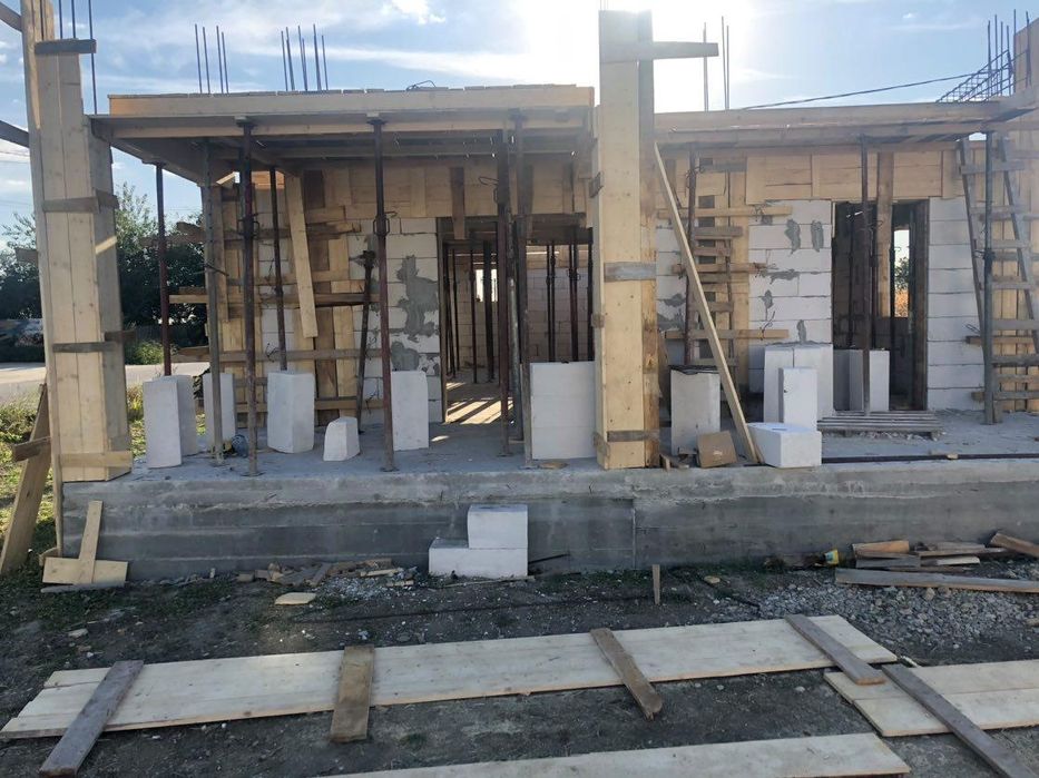 Executam case la rosu