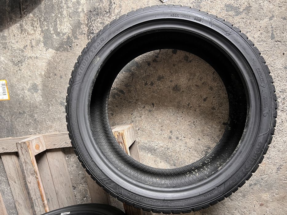 2 anvelope iarna 225/40/18 , GoodYear !