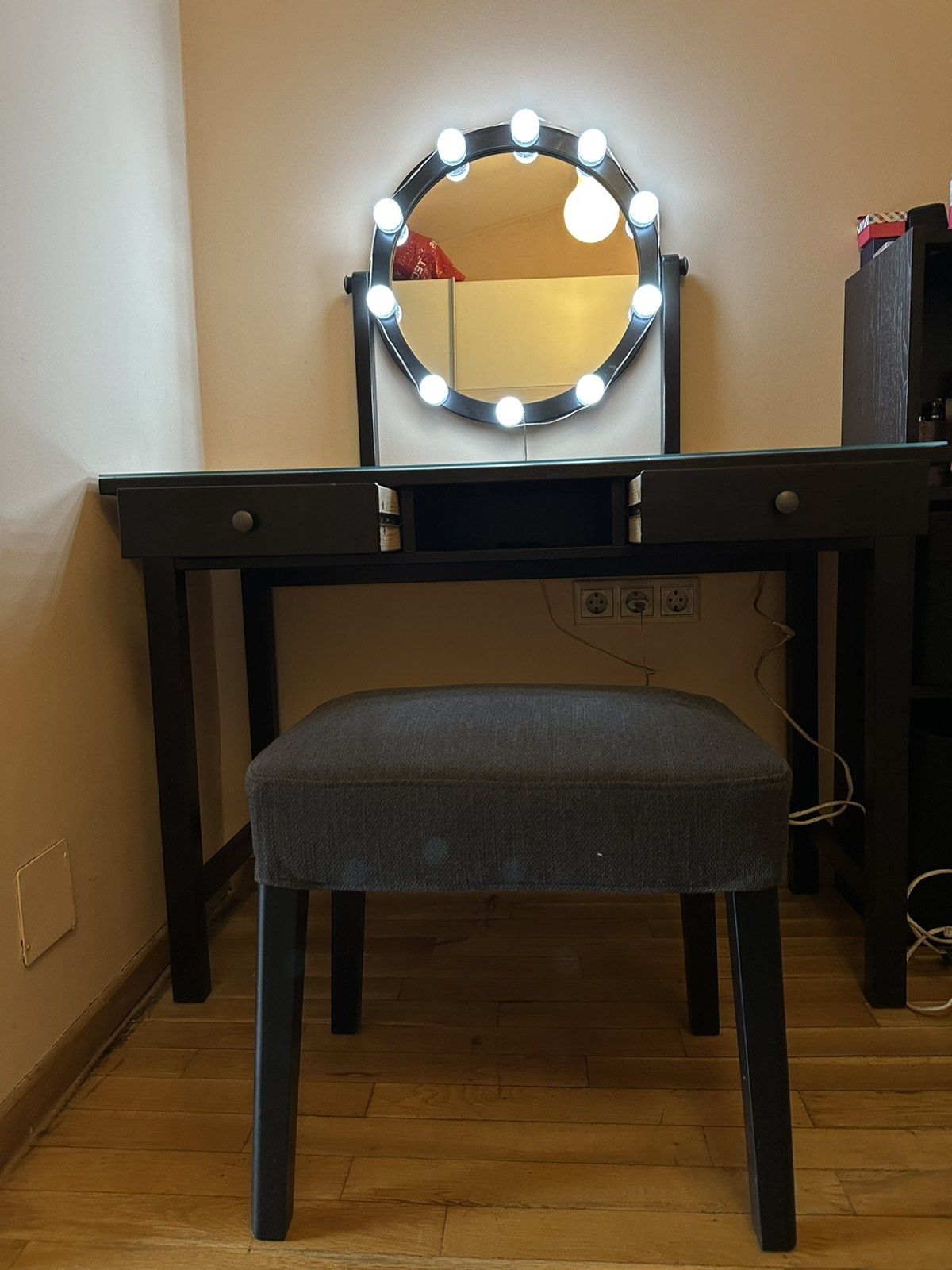 Тоалетка IKEA Hemnes