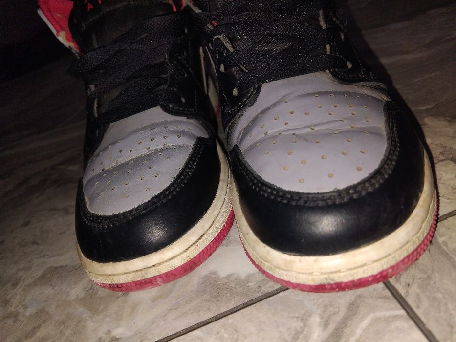 Jordan 1 mid roșu cu gri și negru