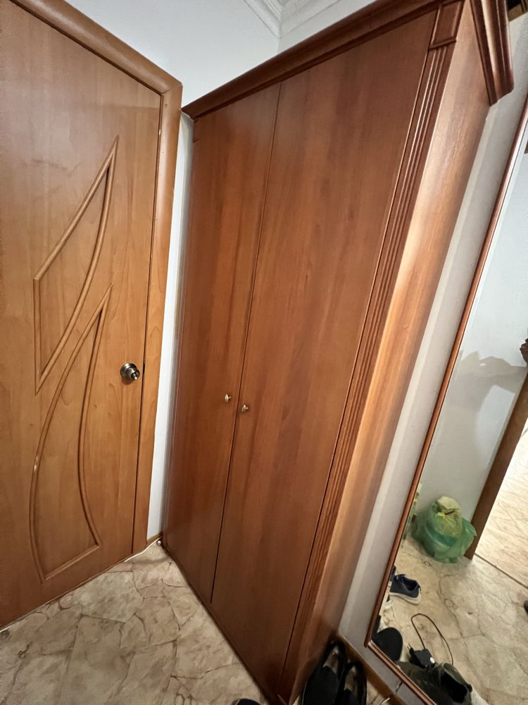 Шкаф с полками в отличном состоянии