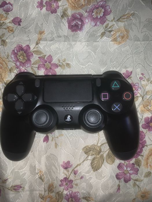 Vand ps 4 cu un controler
