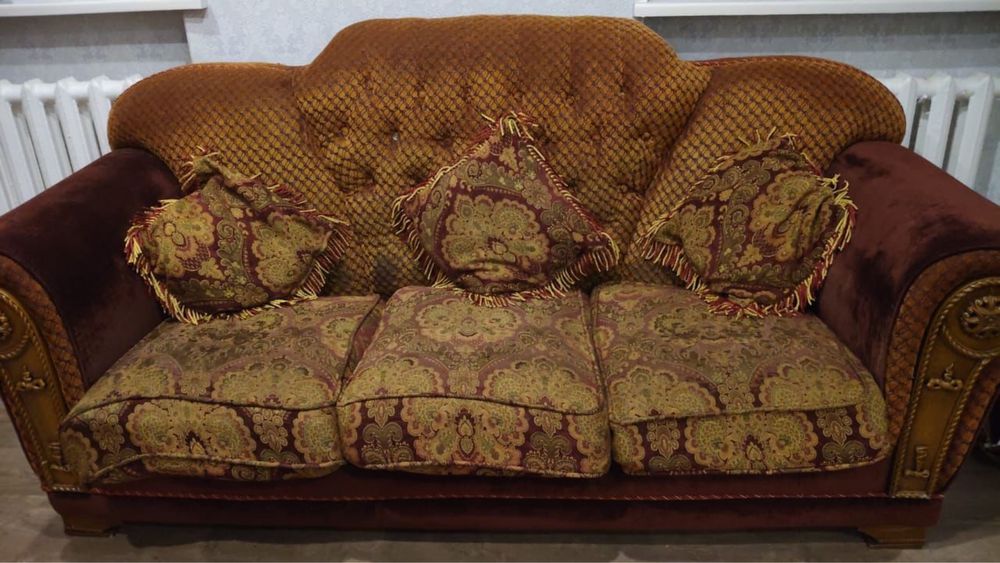 Продам комплект: трёхместный диван, двухместный диван и кресло