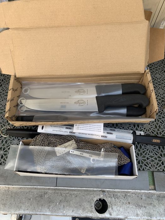 Vand masate,cutite,sorturi pentru macelarie.