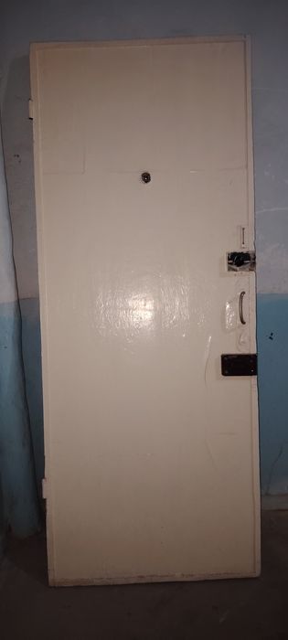 Мустахкам ёгоч эшик сотилади