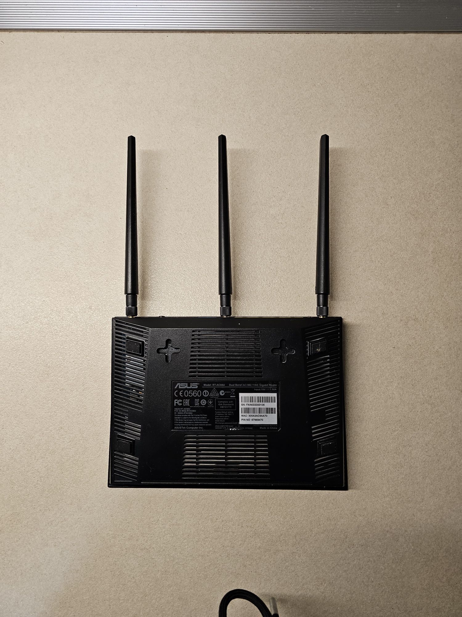 Vând router Wi-Fi Asus RT-AC66U (1.000 Mbps pe cablu/1.300 Mbps Wi-Fi)