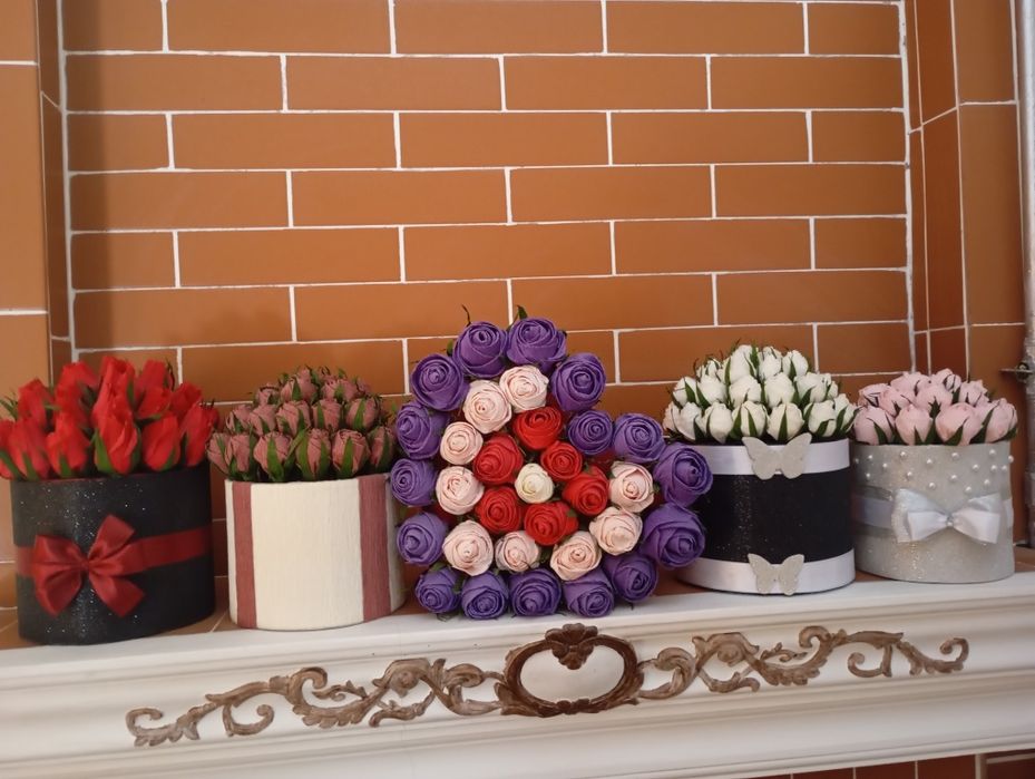 Qõl mehnati Gafri qogozdan dekorativ gulla