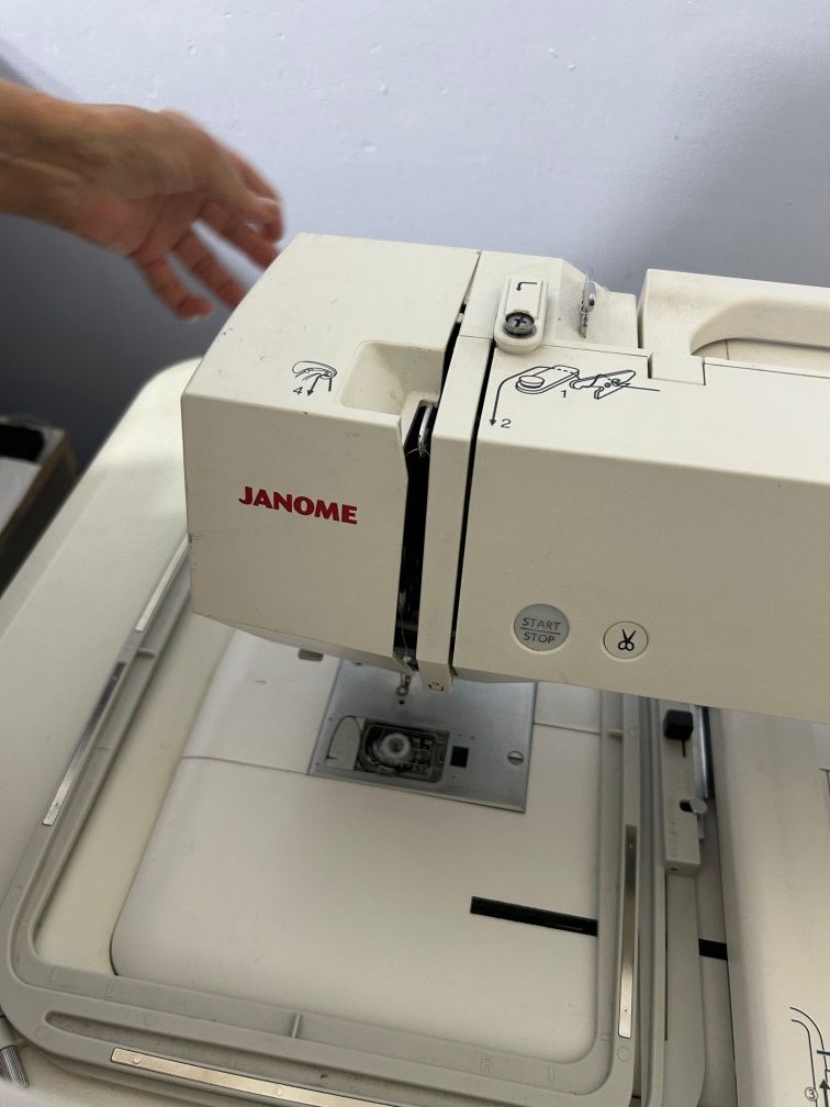 Продам вышивальную машинку Janome