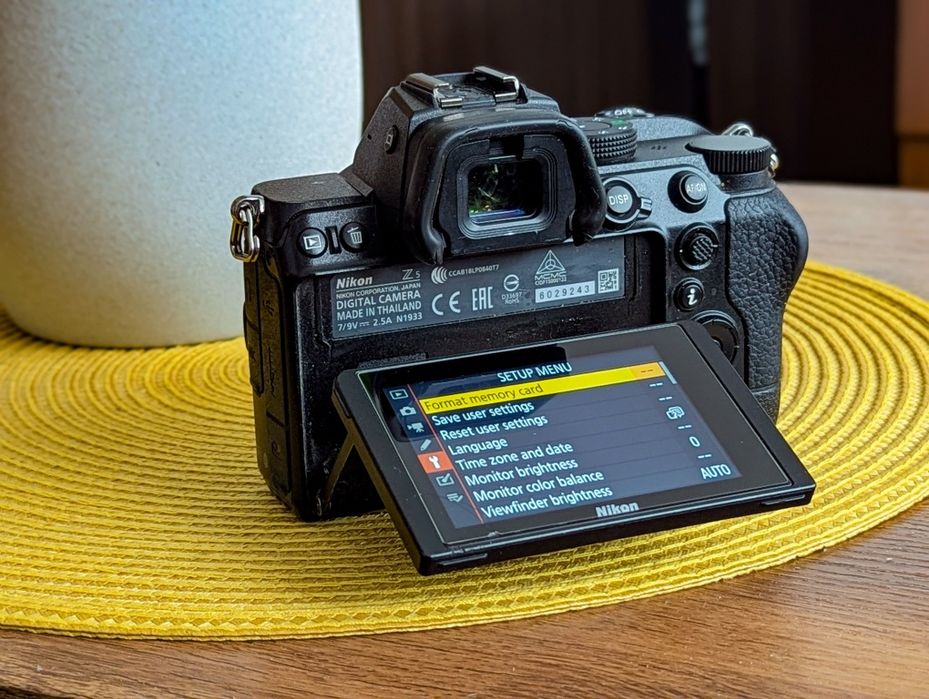 Body Nikon Z5 (cutia + accesorii)