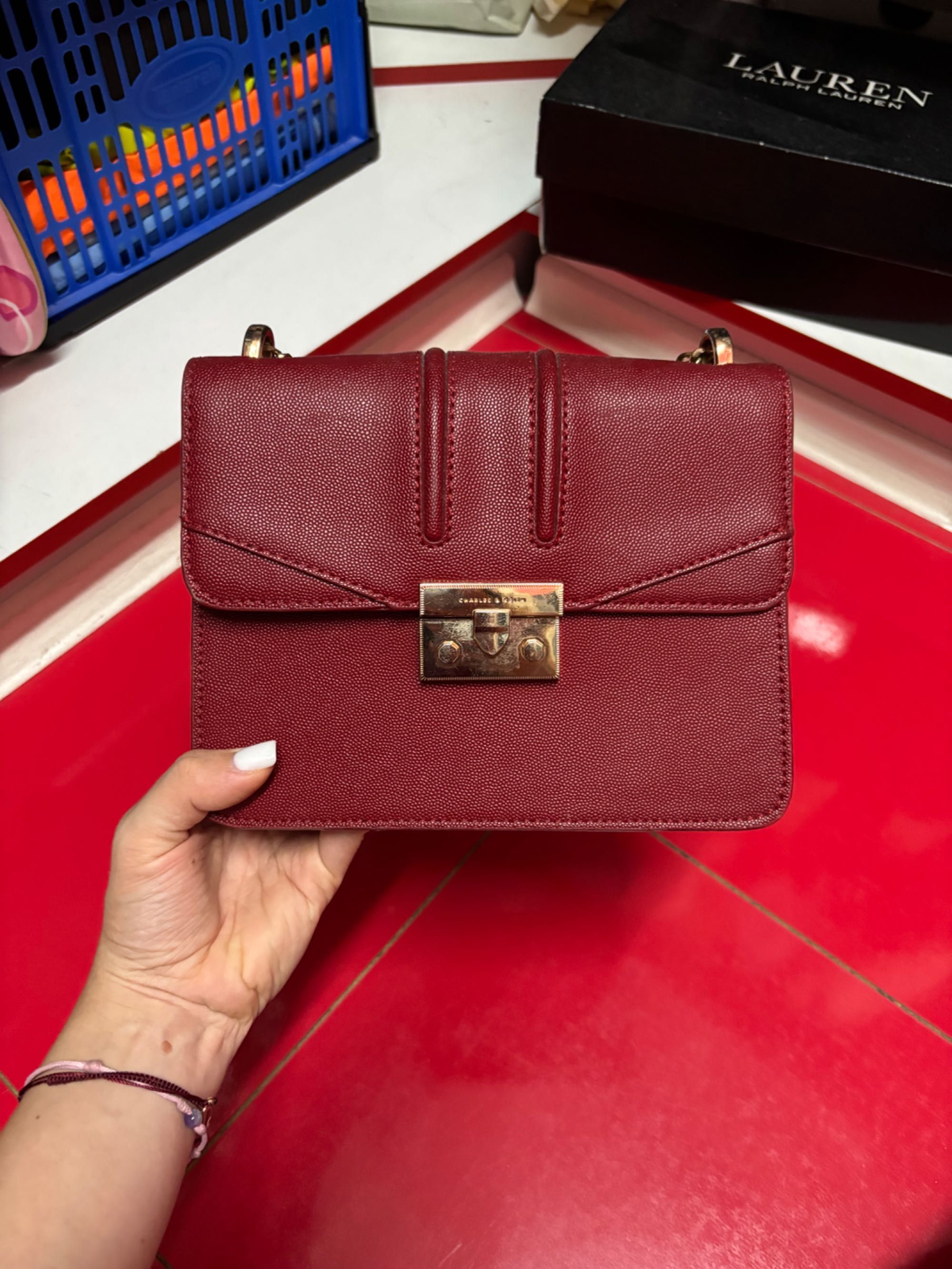 Червена чанта Charles & Keith
