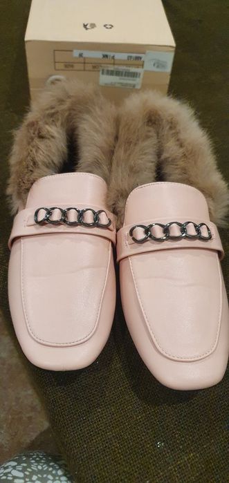 Нови модерни обувки