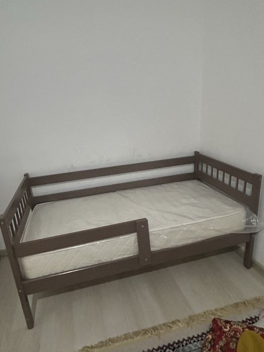 Продам детскую кровать б/у вместе с матрасом ( новый)