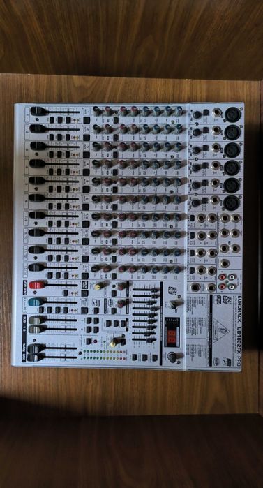 Микшерный пульт Behringer Eurorack UB1832FX-PRO