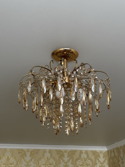 Продам люстру