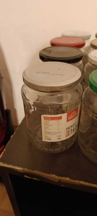 44 броя буркана с винт и капачки от който 1 брой е Омния без капачка.