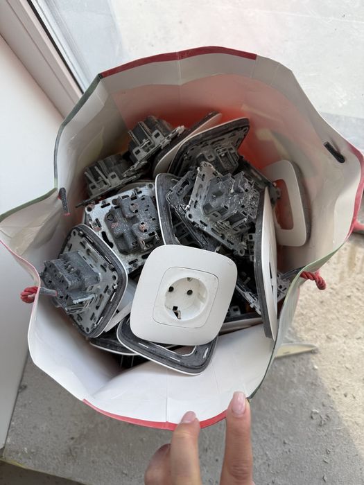 Продам розетки Schneider