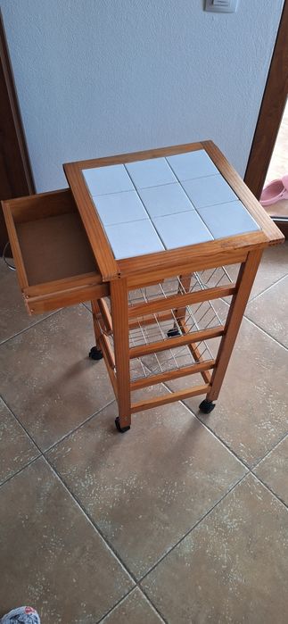 Măsuță lemn pentru cafea cu rotile.