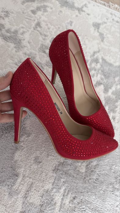 Қызыл туфли сатылады, 1 рет киілген.