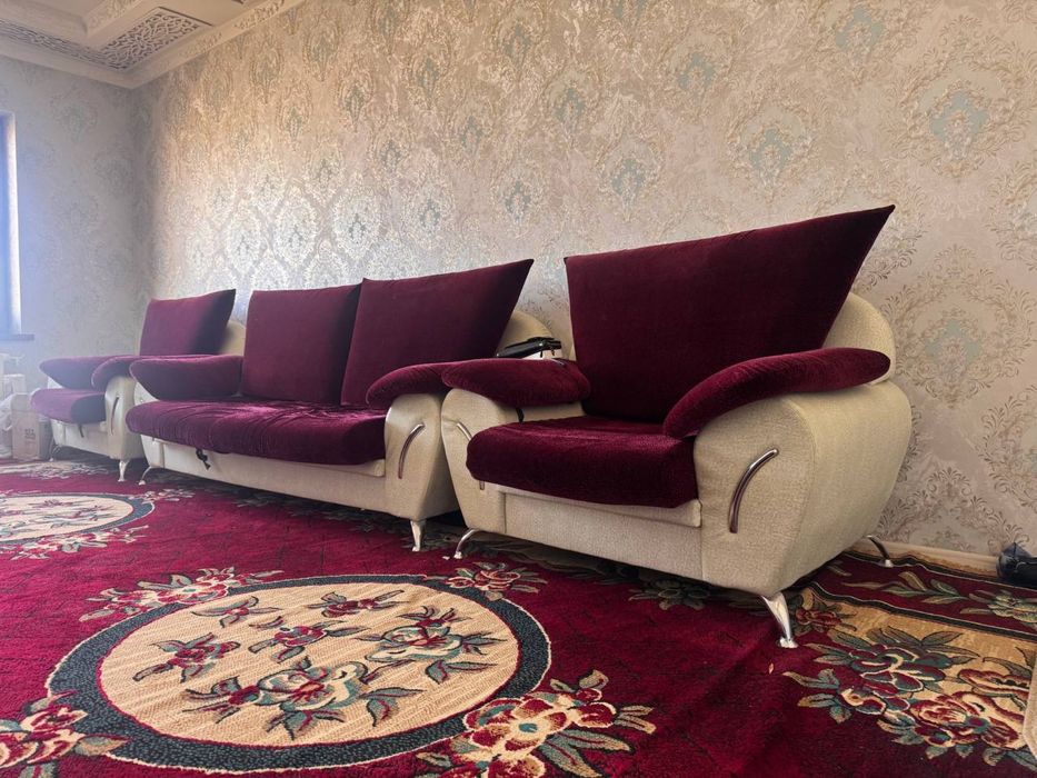 Divan sotiladi yangi holatda