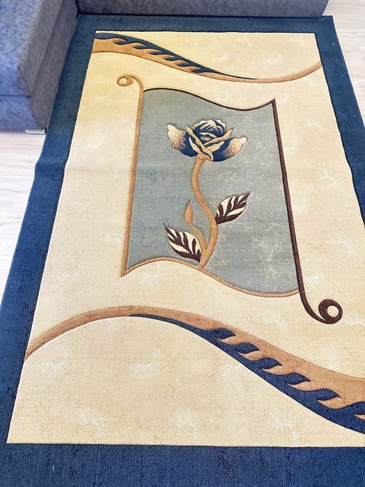 Шкафы кухонные , диван , пылесос моющий , ковры и пуфик