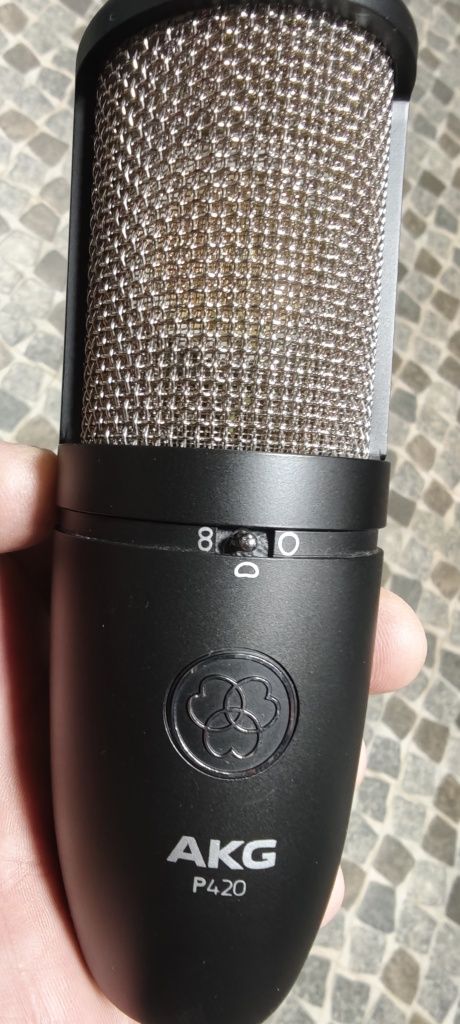 Продавам студиен кондензаторен микрофон akg p420