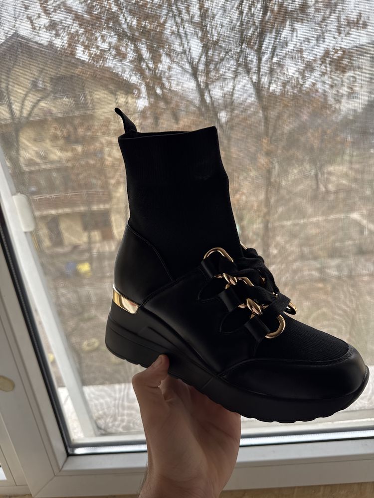 Ghetute  negre marimi 37,35,38