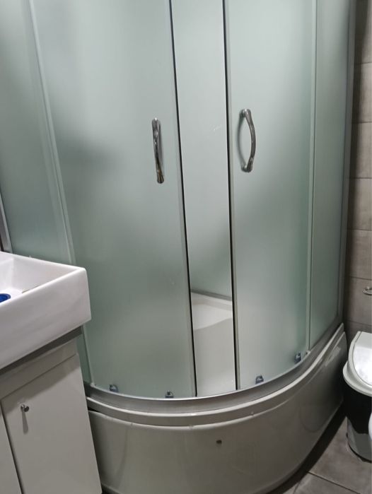 Cabina de dus extrem de putin folosita.