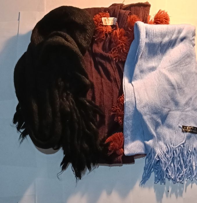 Doua fulare și un guler cu ciucuri