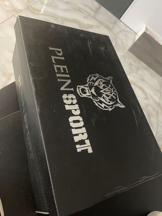 Продавам кецове Plein Sport!