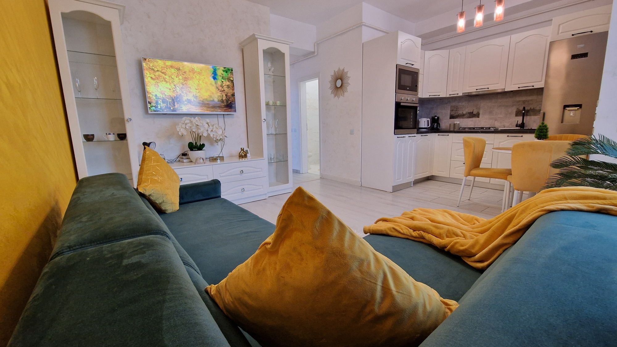 Cazare Apartamente NOI cu 1-2-3 camere zona Palas Mall