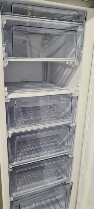 Вертикален фризер Luxor GS245 A+ 144см