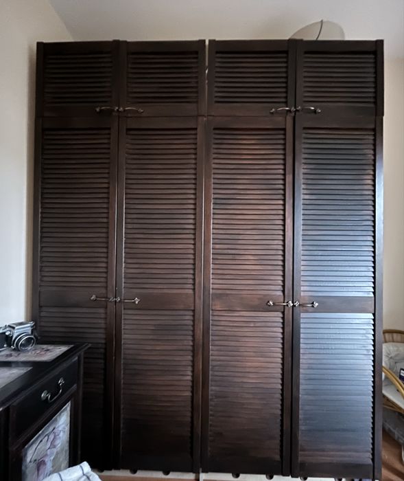 Гардероб с жалузни врати в цвят орех масив