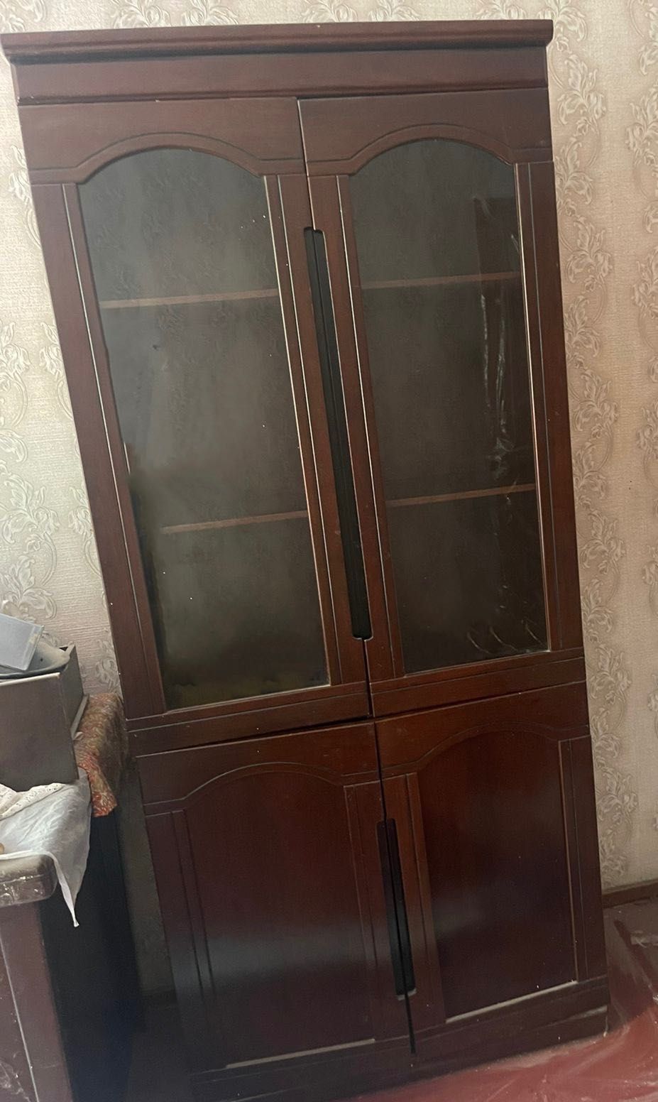 Шкаф и стол в отличном состоянии для офиса
