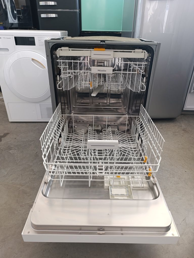 Съдомиялна Miele полу вграждане XXL 60см