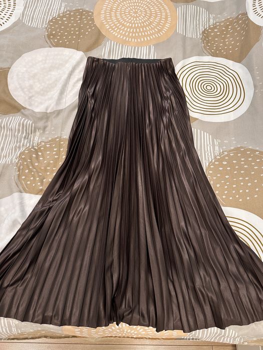 Дълга кафява пола на плисе