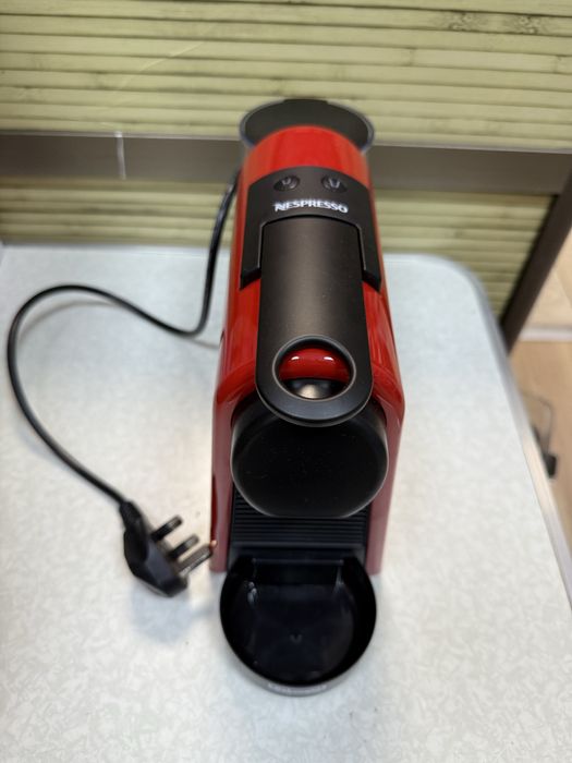 Кафемашина с капсули Nespresso Essenza Red
