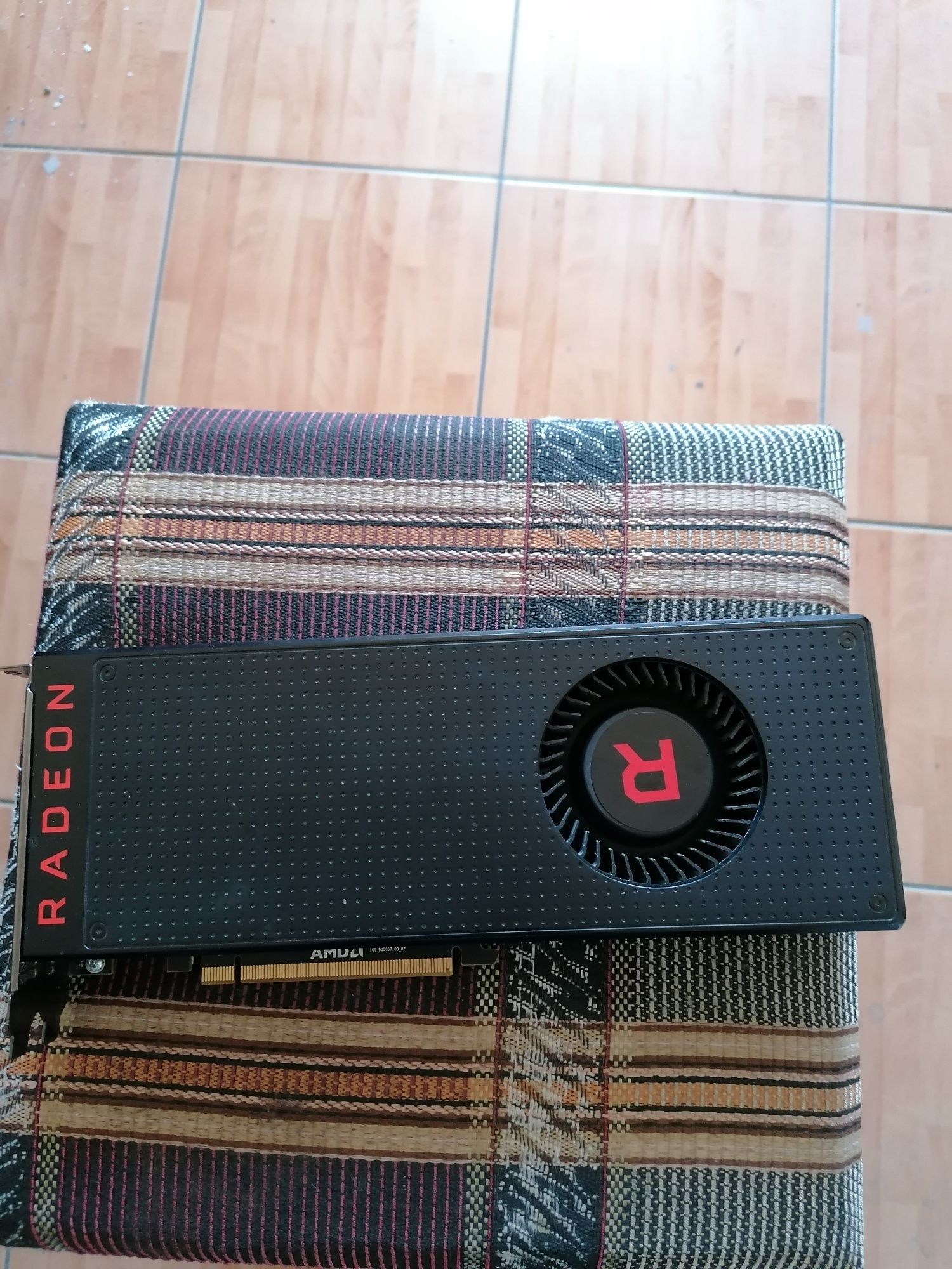 Vând placa video radeon rx vega64 defecta