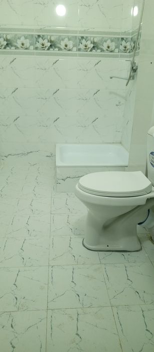 Аврорада янги домдан 3 хонали уй ижарага берилади 5-этаж гиламлари бор