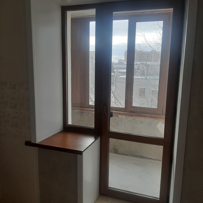 Пластиковая дверь с окном и откосами