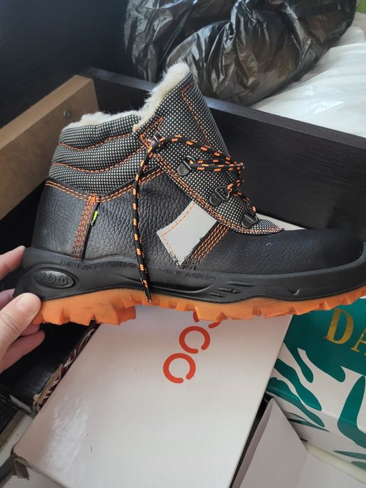 Продаётся ботинка новая 40 размер