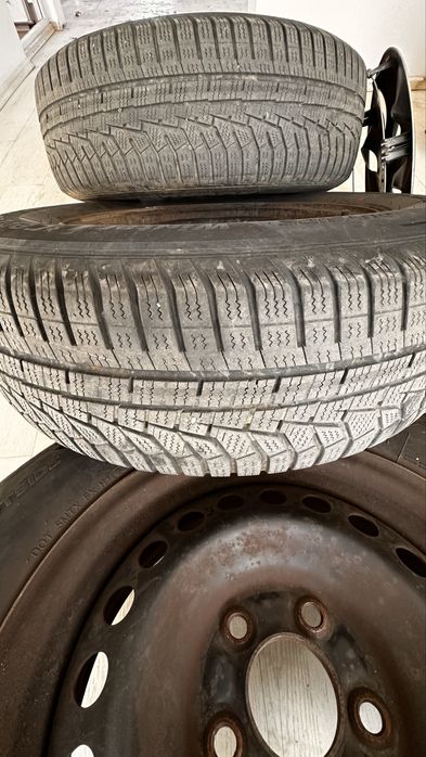 Jante de tablă cu cauciucuri de iarnă 215/70 R16 si capace