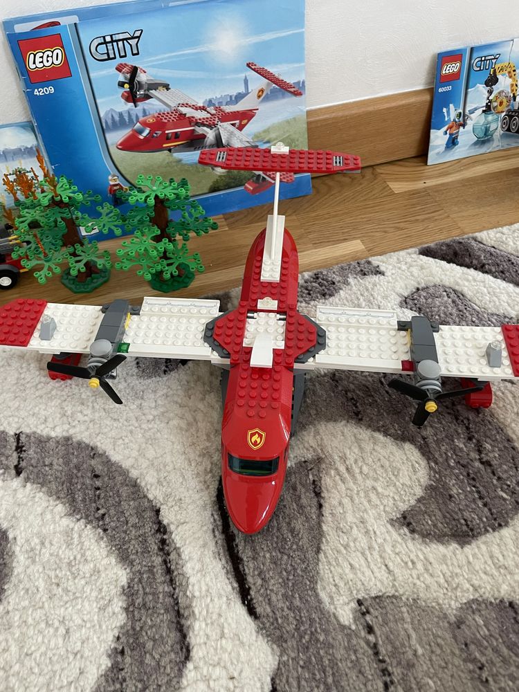 Lego CITY 4209 Avion de Pompieri, Mașină de Pompieri
