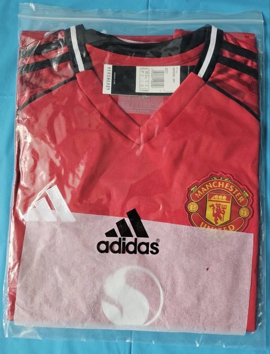 Футболен екип на Манчестър Юнайтед 2025/26