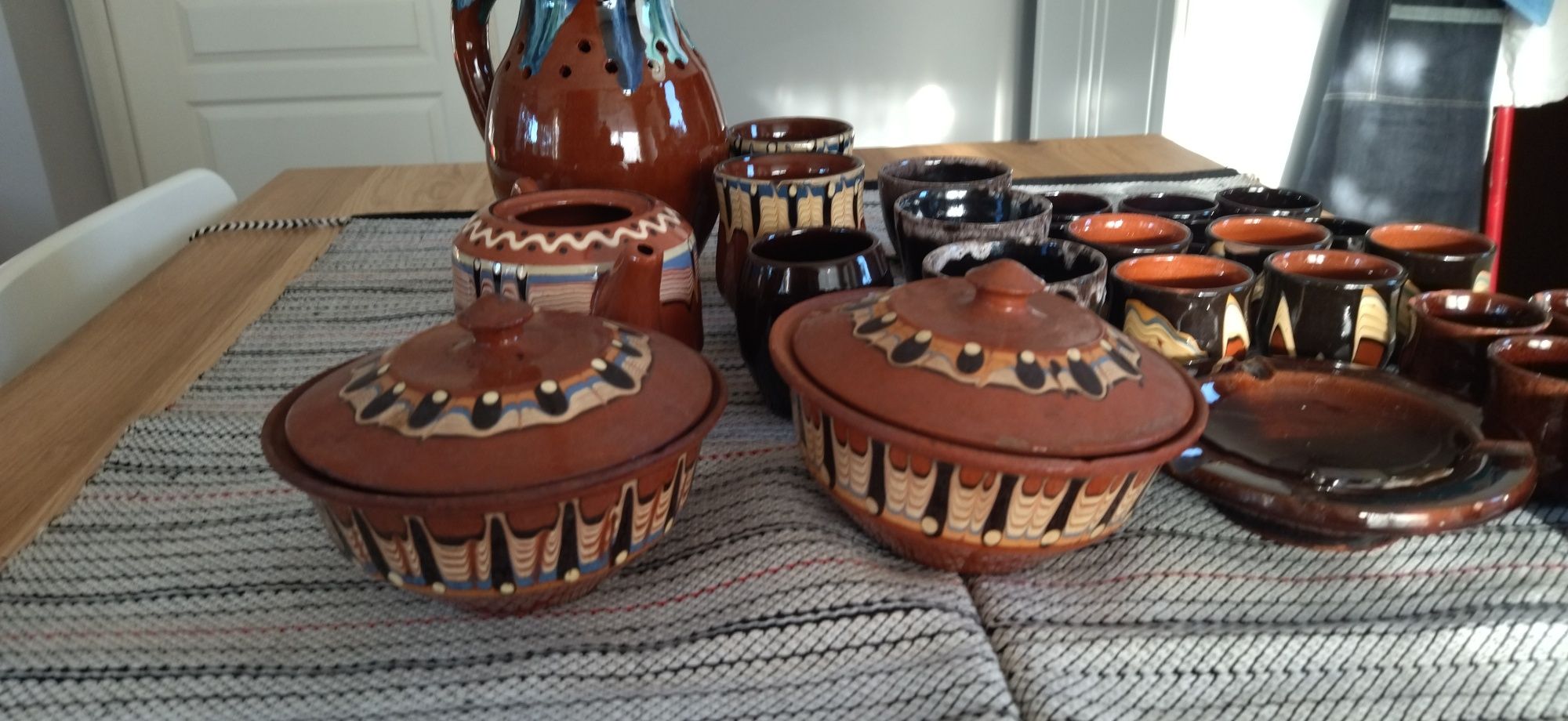 Стари керамични съдове + престилка от народа носия