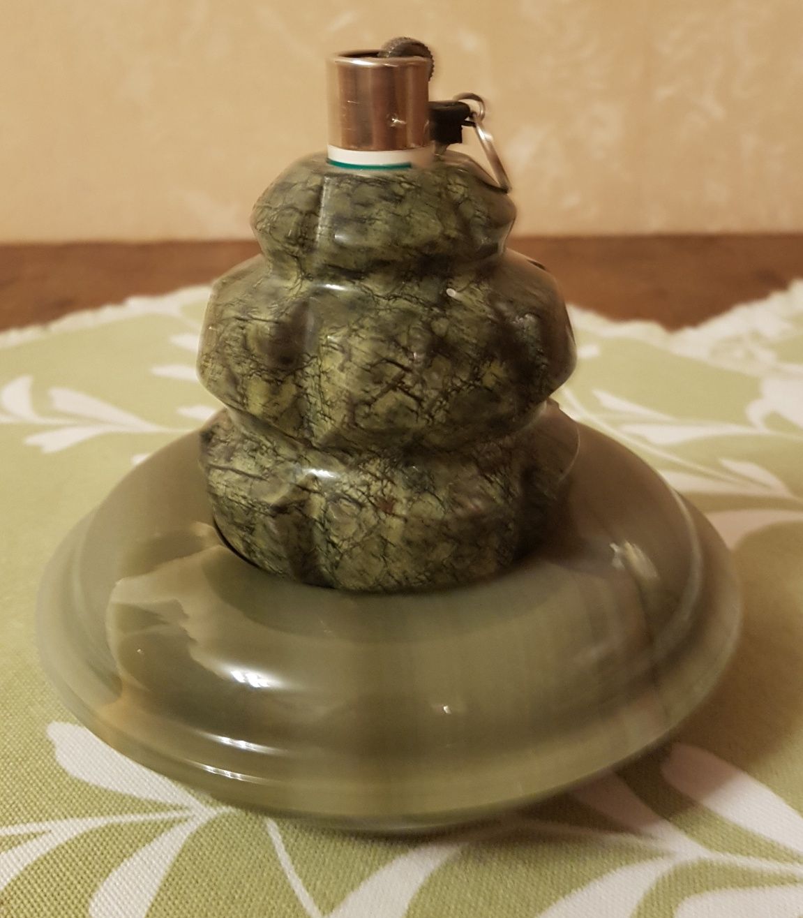 Пепельница из зелёного камня и зажигалка граната