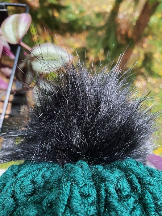 Caciula verde cu puf negru crosetata